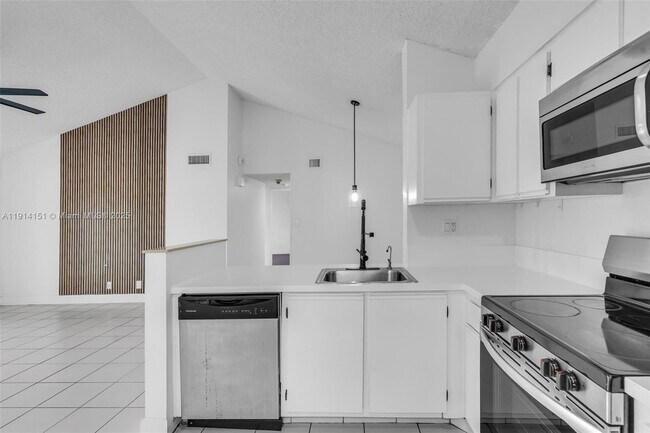 Foto del edificio - 3065 N Oakland Forest Dr