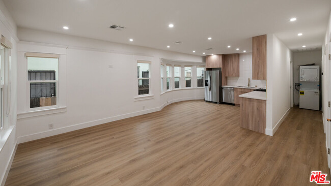 Foto del edificio - 5729 Carlton Way