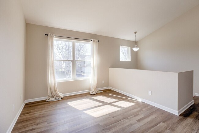 Foto del edificio - Bright & Spacious Elkhorn Home with Finish...