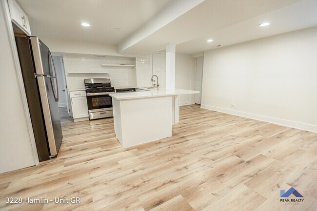 Foto del edificio - 3228 N Hamlin Ave
