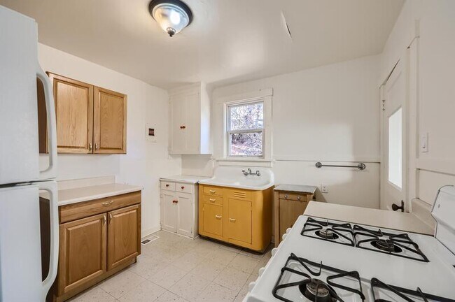 Building Photo - 312 Pilot Knob Ave
