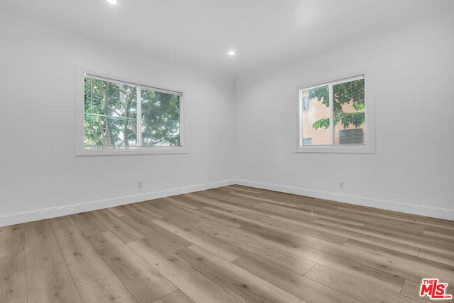 Building Photo - 261 W 43rd Pl