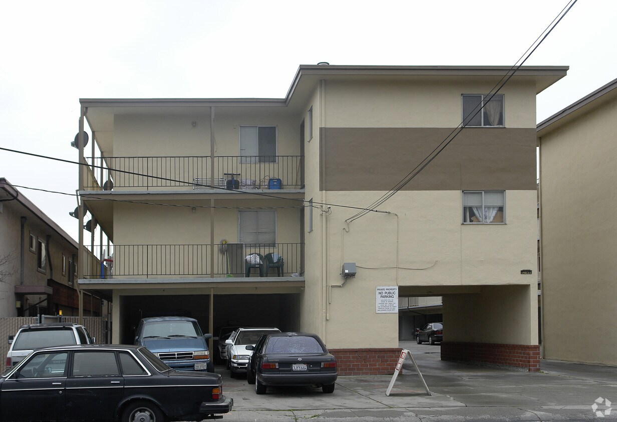 Building Photo - GW Apartments