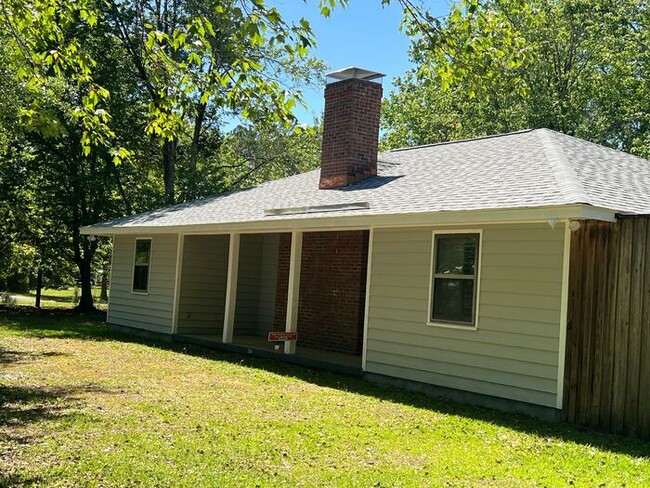 Building Photo - Freshly paint! No Carpet! Barn/Garage! Fir...