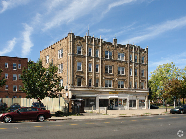 Side View of Wyllys Park Apartments - Wyllys Park Apartments