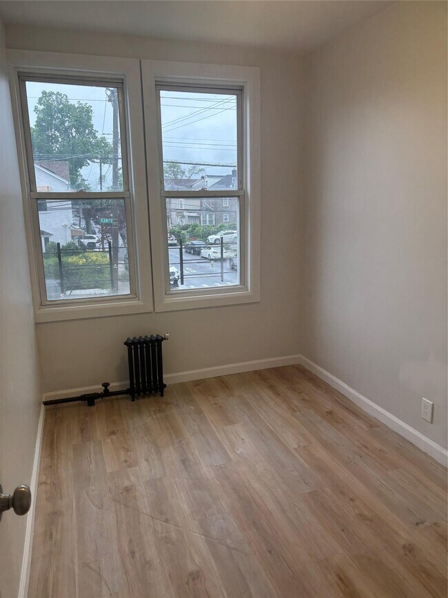 Foto del edificio - 1031 E 241st St