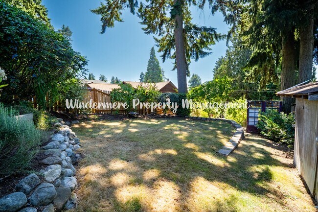 Photo - Sunny, Bright 2 bed in downtown Indianola,... House