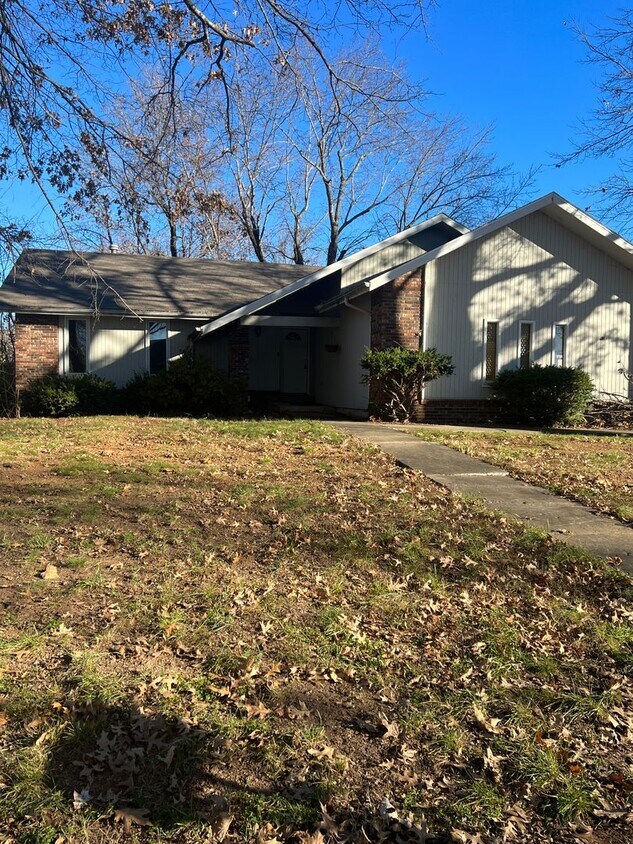 Foto principal - 4 bedroom/3 baths house