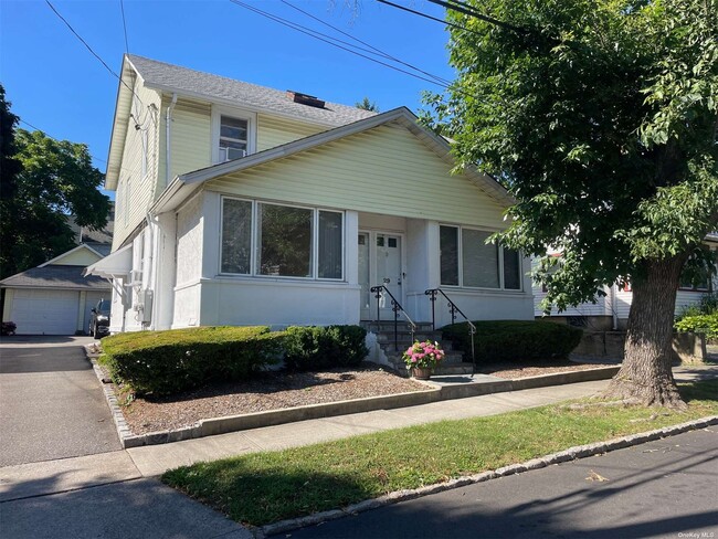 Building Photo - 27 3rd St