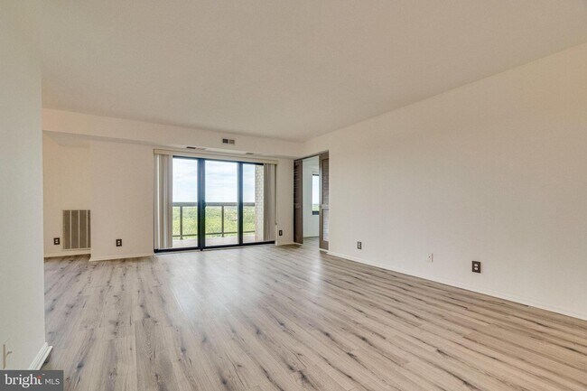 Building Photo - 309 Yoakum Pkwy