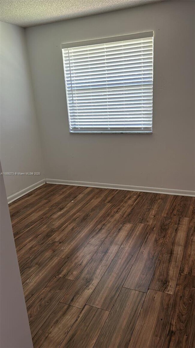 Foto del edificio - 415 NW 210th St