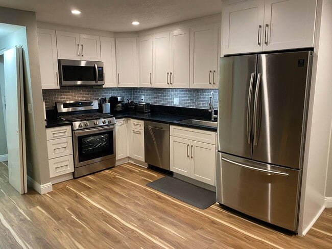 Kitchen - 327 Chestnut Ave