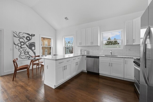 Building Photo - 111 Charles St