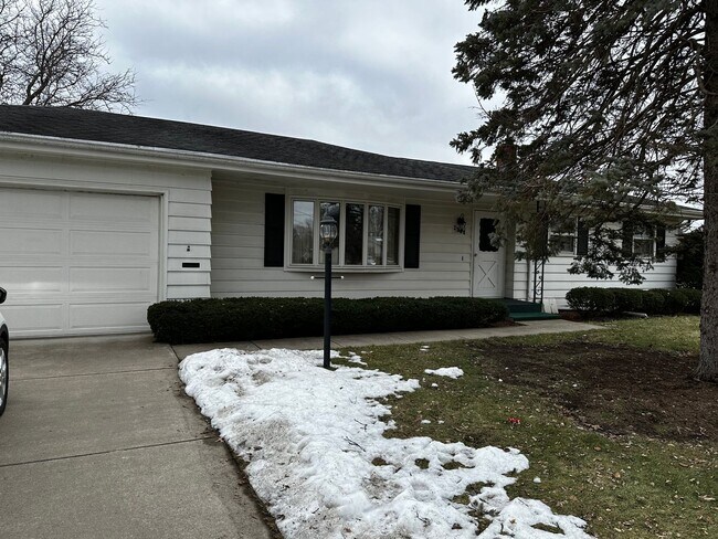 Building Photo - Charming 3-bedroom, 1.5 bath Home on Janes...