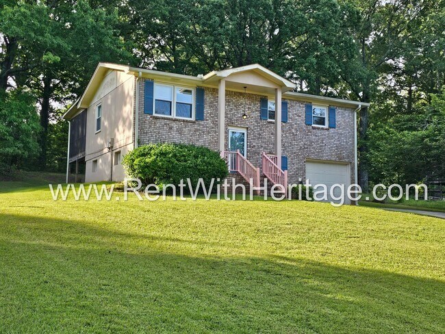 Building Photo - Amazing 4 Bedroom/ 2 Bath Home / Bonus Roo...