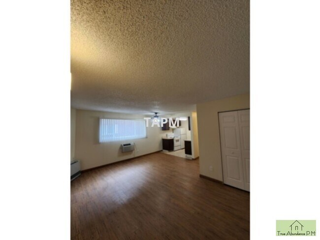 Building Photo - Very Nice One Bedroom Apartment