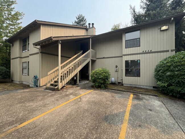 Building Photo - Beautiful Upper-Level Condo in the Heart of Multnomah Village with Private Covered Balcony and In...