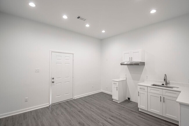 Building Photo - 214 S Park St