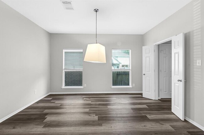 Building Photo - 8615 Cross Country Dr