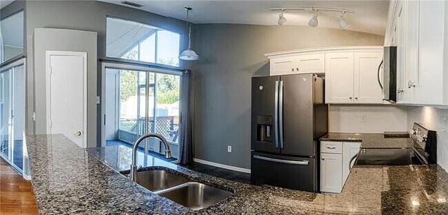 Building Photo - Highland Chase Three Bedroom, Updated Kitchen and Large Patio