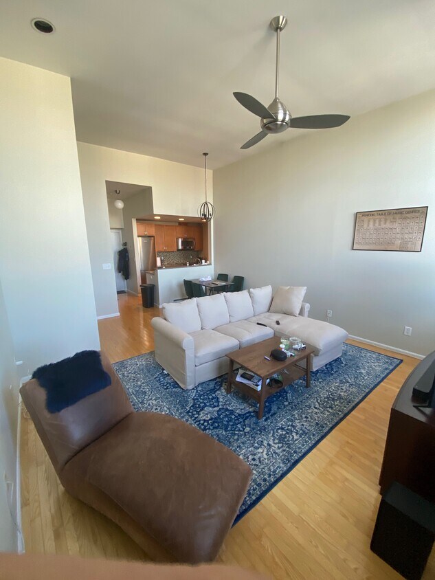 Foto principal - 350 W 4th St