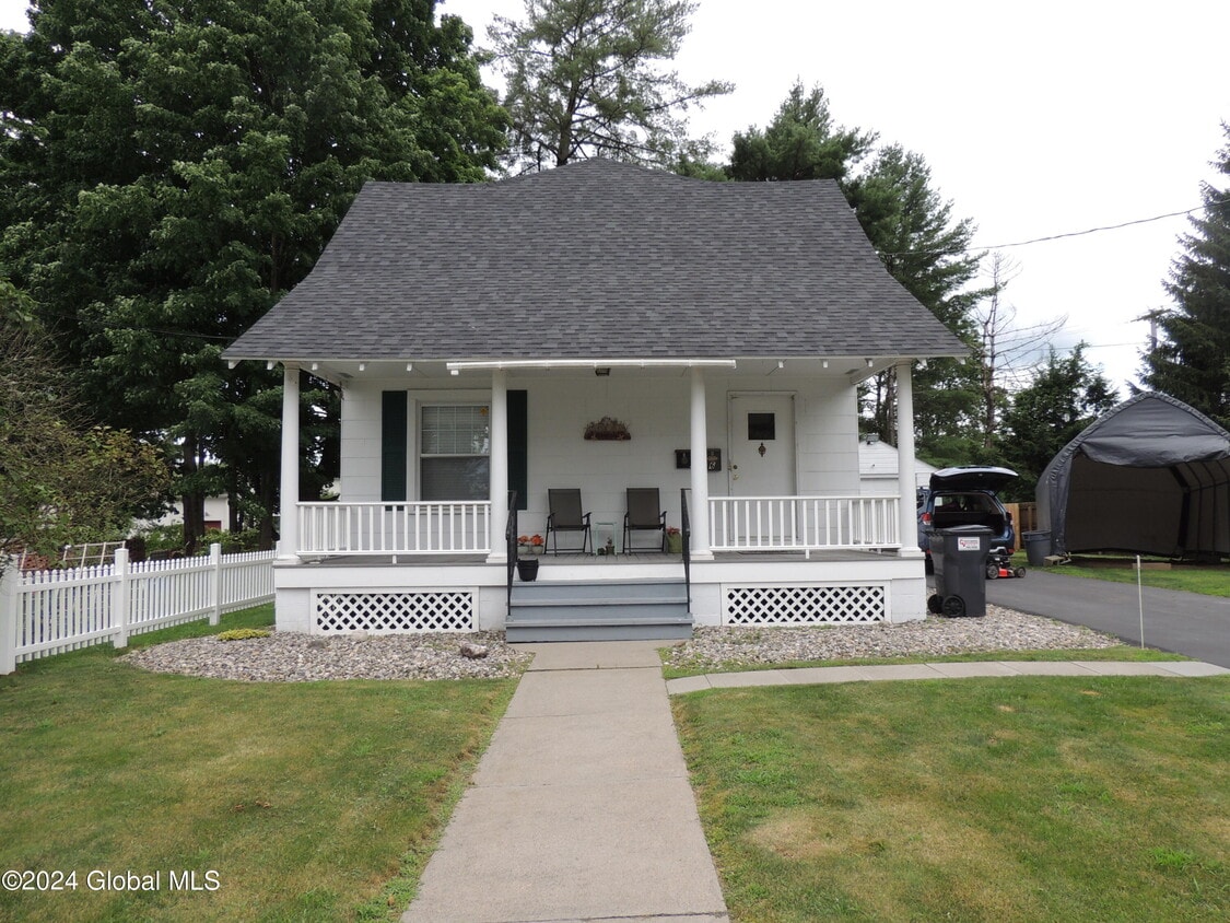 6 Foster Ave, Queensbury, NY 12804 Room for Rent in Queensbury, NY