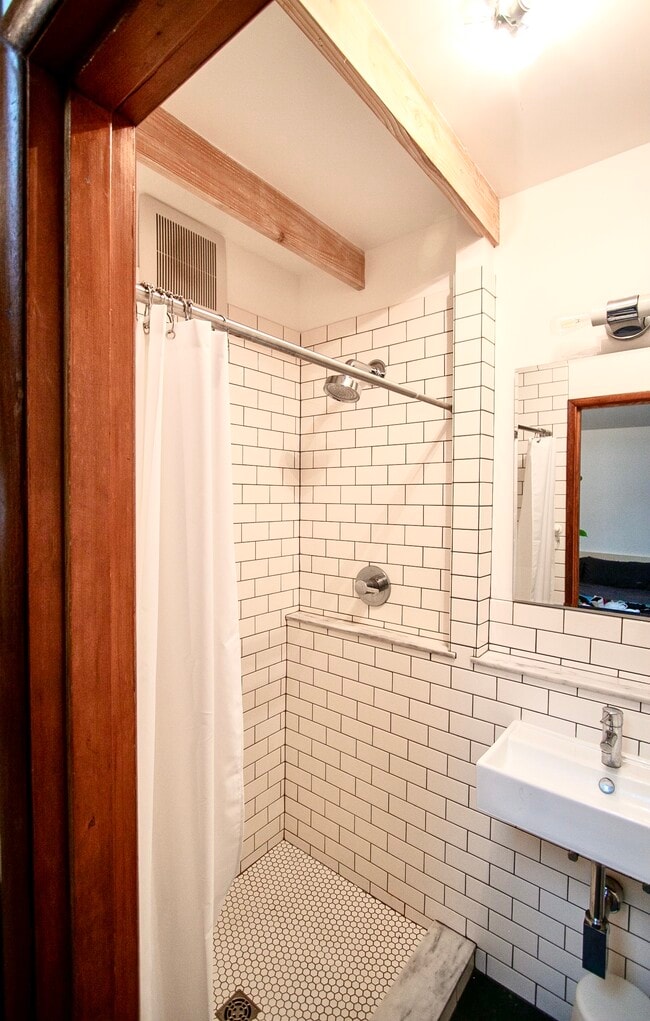 Building Photo - 4633 N Gantenbein Ave