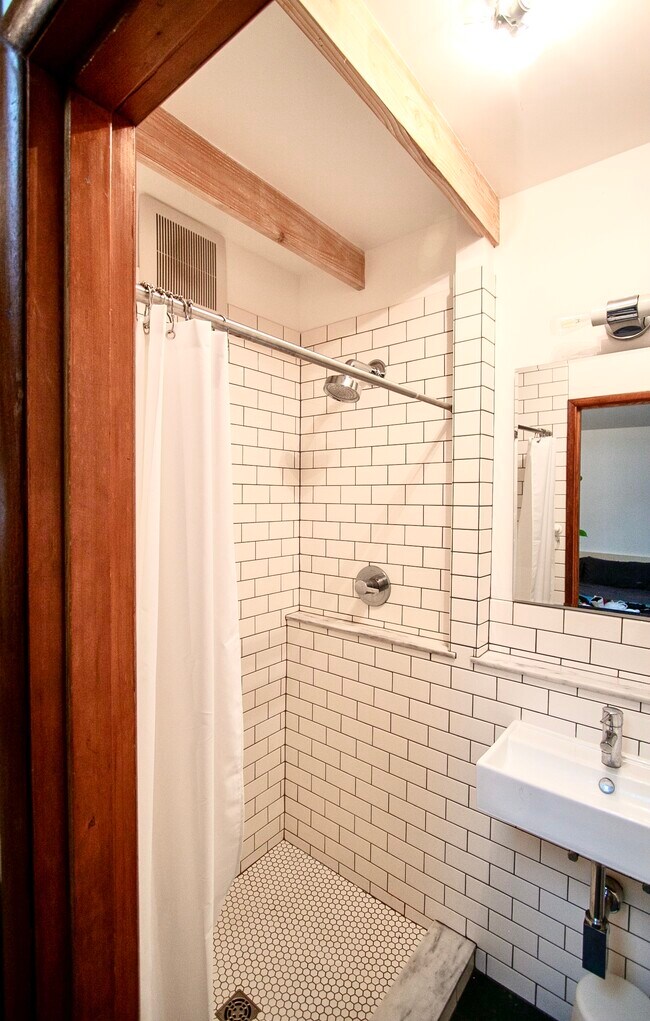 Foto del edificio - 4633 N Gantenbein Ave