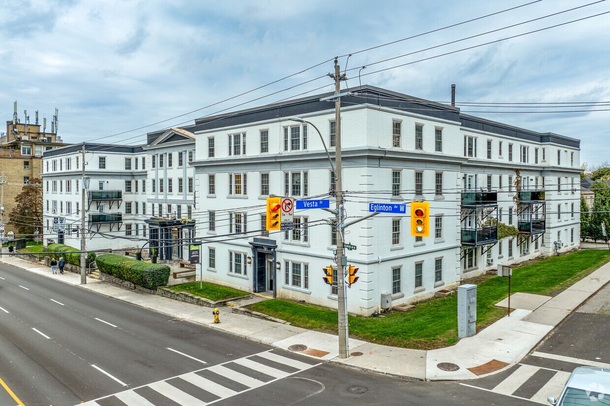 Primary Photo - 697-701 Eglinton