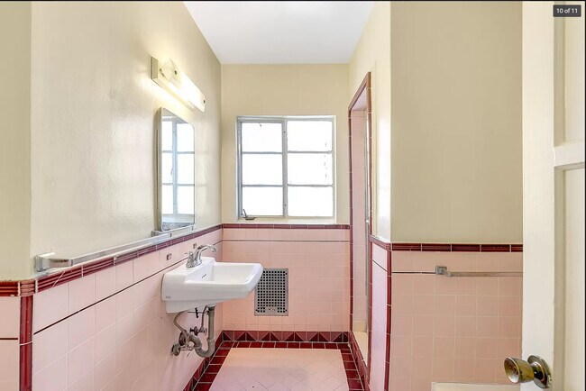 Baño - 483 Gayley Ave