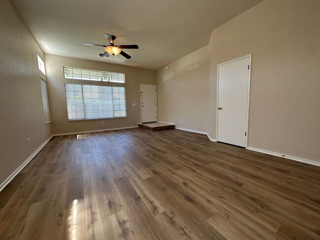 Foto del edificio - 580 Creekwood Ct