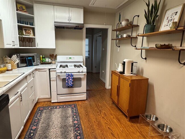 Foto del edificio - 4903 Caswell Ave