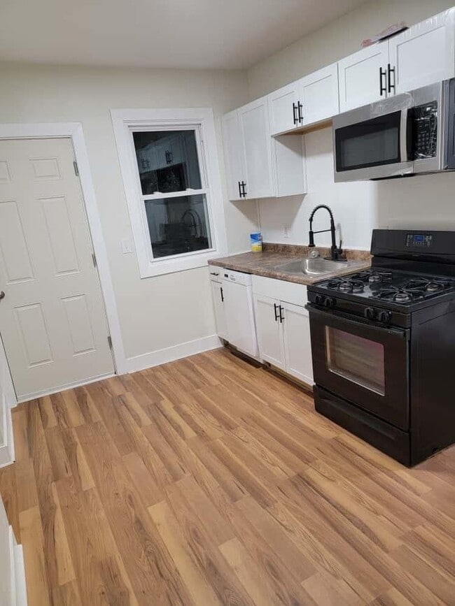 Building Photo - 21 Wayland St