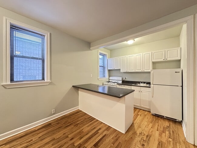 Building Photo - 735 W Barry Ave