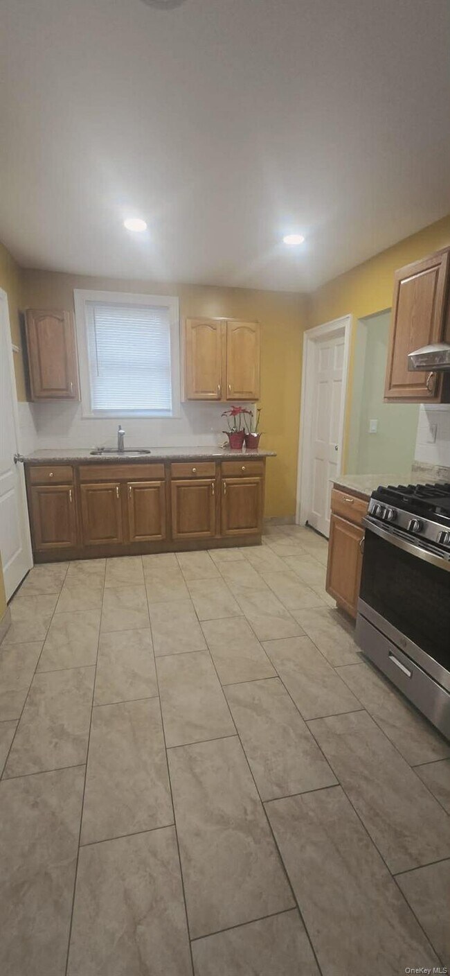 Foto del edificio - 108-24 Springfield Blvd