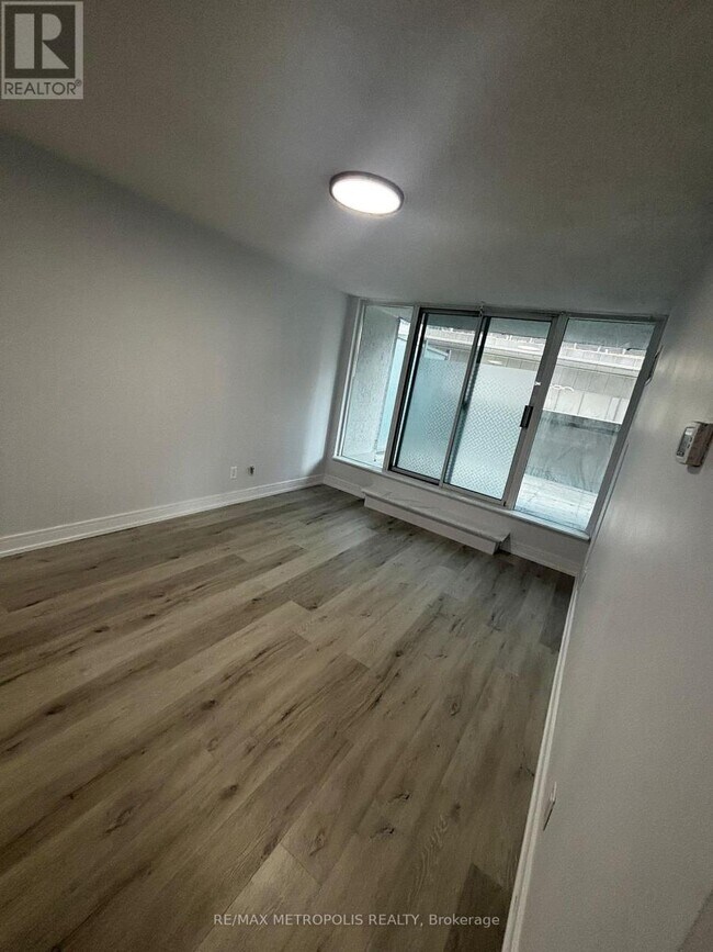 Building Photo - 30 Grand Trunk Crescent