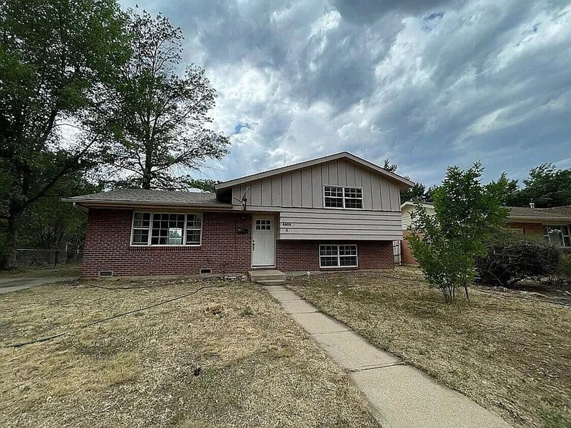 Charming 4-Bed 2 Bath Bi Level Home in Martin Acres - Charming 4-Bed 2 Bath Bi Level Home in Martin Acres