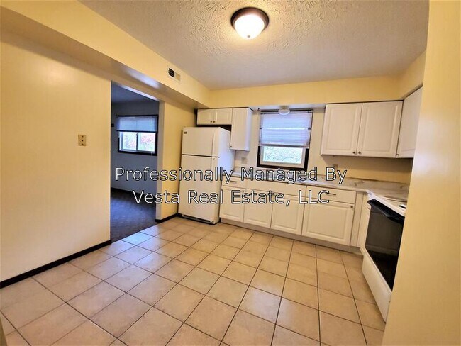 Building Photo - 1703 Rockingham Dr
