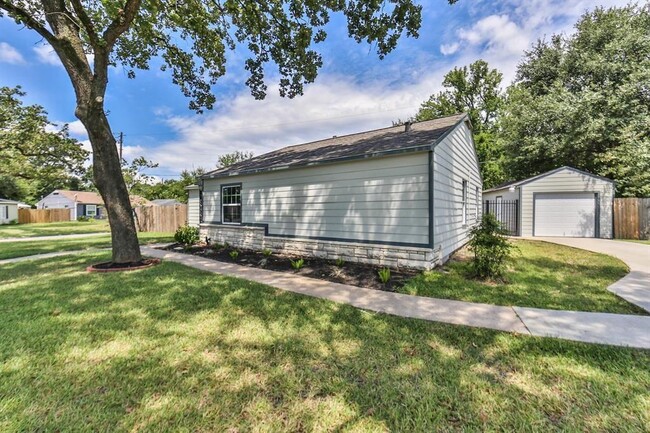 Building Photo - 7123 La Paseo St