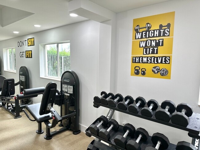 ¡Construye ese músculo en tu marca, nuevo gimnasio! - Sunrise Village Apartments