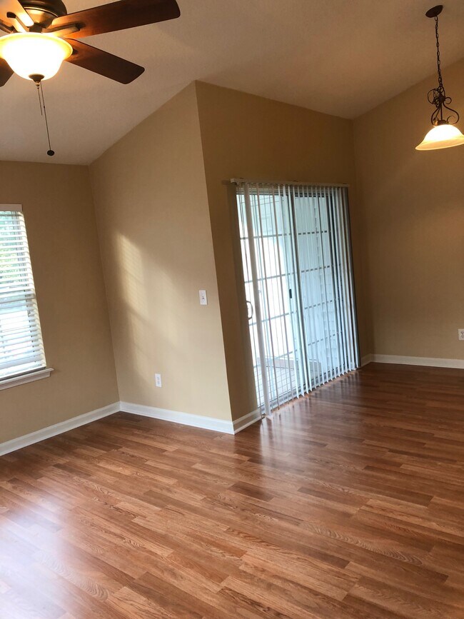 Comedor - 575 Oakleaf Plantation Pkwy