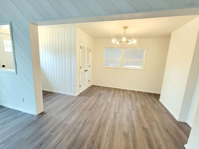 Foto del edificio - Captivating 3BD/1BA Home with Spacious Yar...