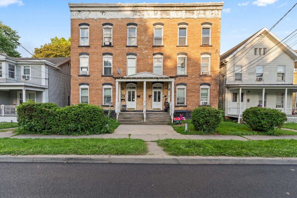 Foto principal - "Spacious 3-Bedroom Retreat at 57 1/2 Sara...