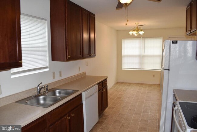 Building Photo - 2701 Roosevelt Dr