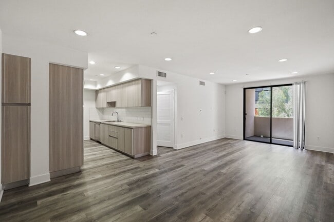 Building Photo - Hawthorn at Poinsettia by Wiseman
