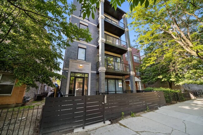 Building Photo - 2110 W Washington Blvd
