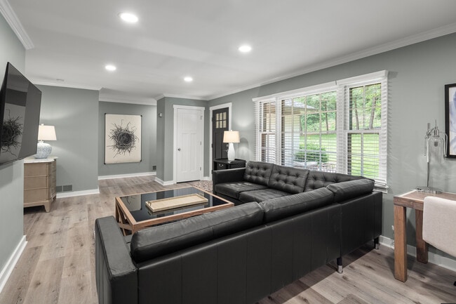 Open Concept Living Area W Abundant Natural Light - 116 Overlook Rd