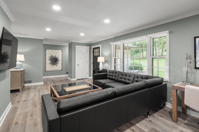 Sala de estar de concepto abierto con abundante luz natural - 116 Overlook Rd