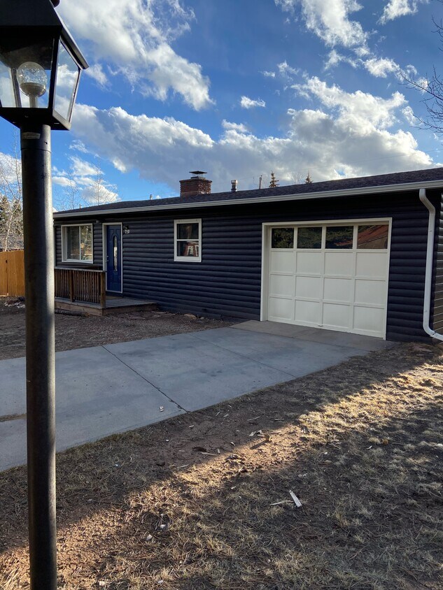 Primary Photo - 720 Fullview St