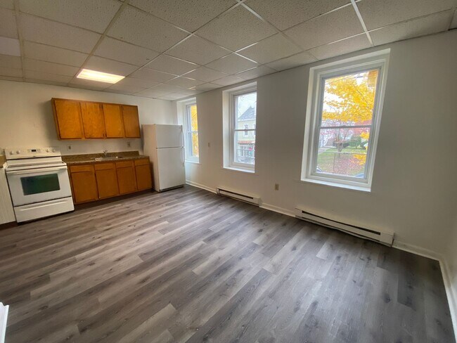 Building Photo - 611 N Front St